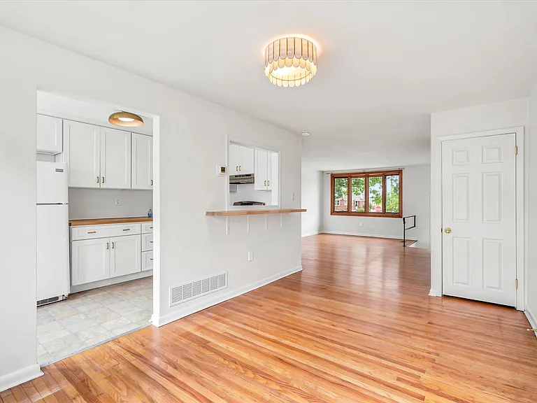 889 Oxford Ave — Photo 5