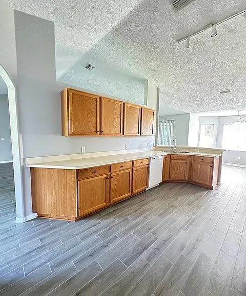 102 Pritchard Dr — Photo 3