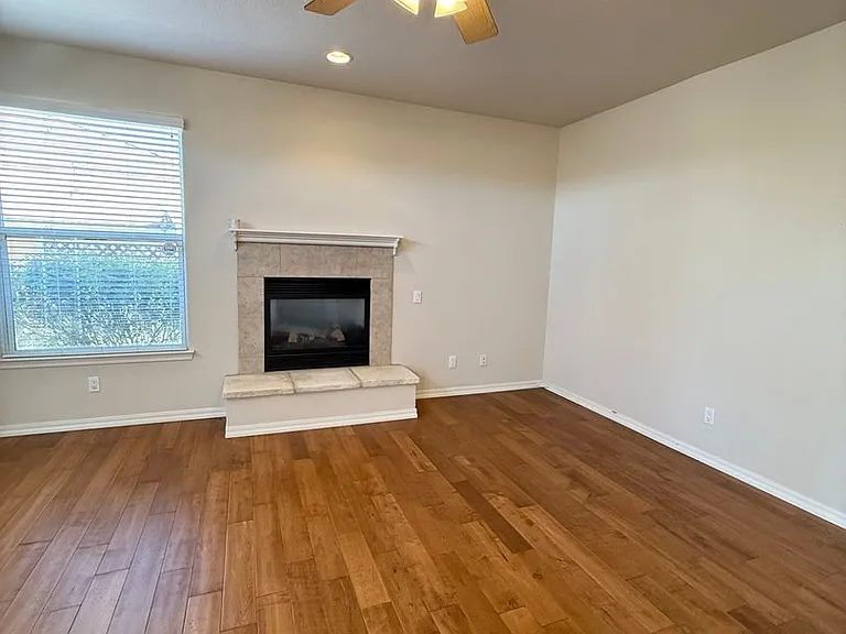1090 Megan Ct — Photo 11