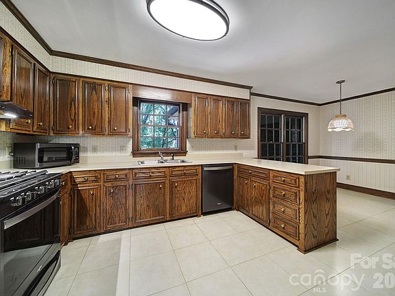 5th image of 8927 Scarsdale Dr