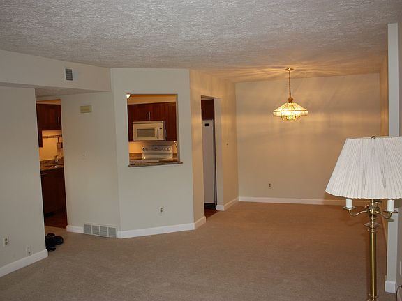 3rd image of 19253 Surrey Ln