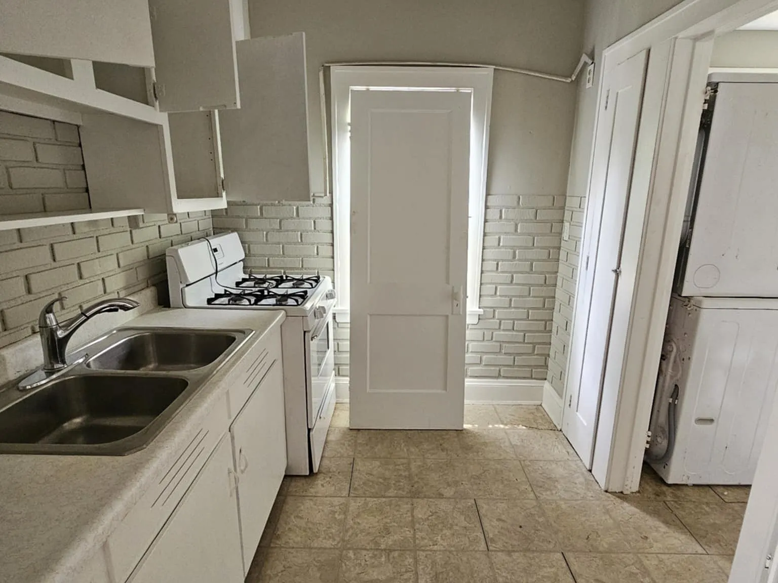 3 bed, 1048 sqft, $1,400 — Photo 3