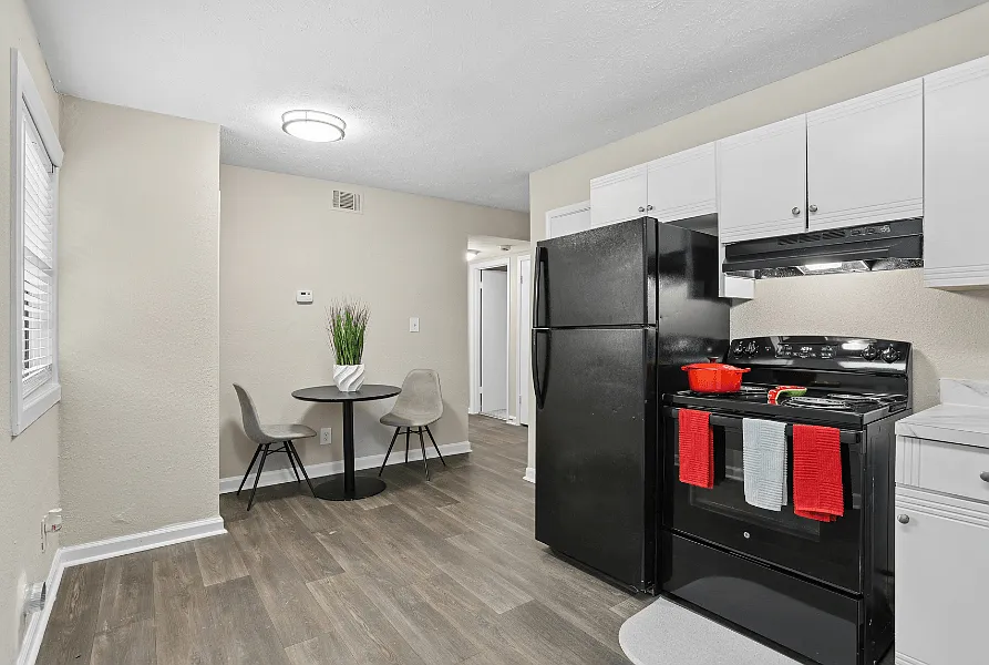 Brentwood Apartments — Photo 1