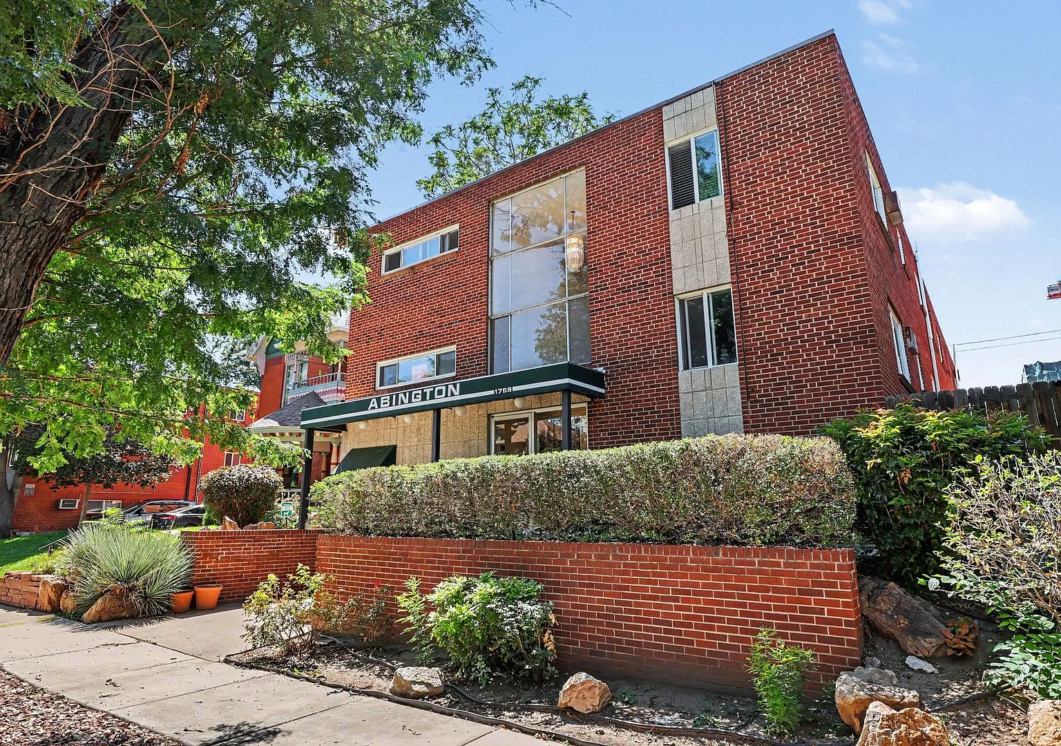 Available NOW! 2 Bedroom 2 Bath Beautiful Condo in Denver! — Photo 3