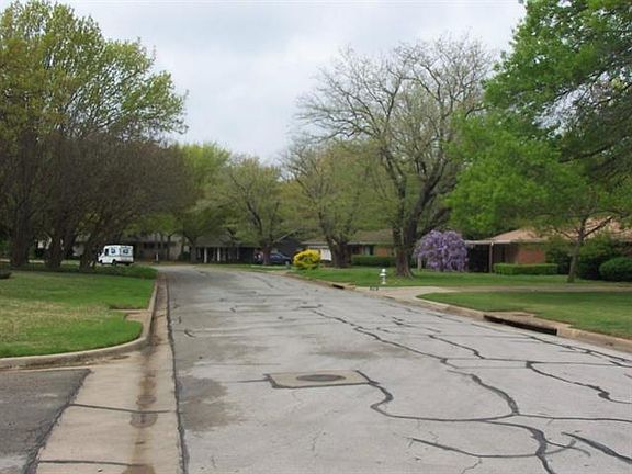 4th image of 1727 Woods Dr