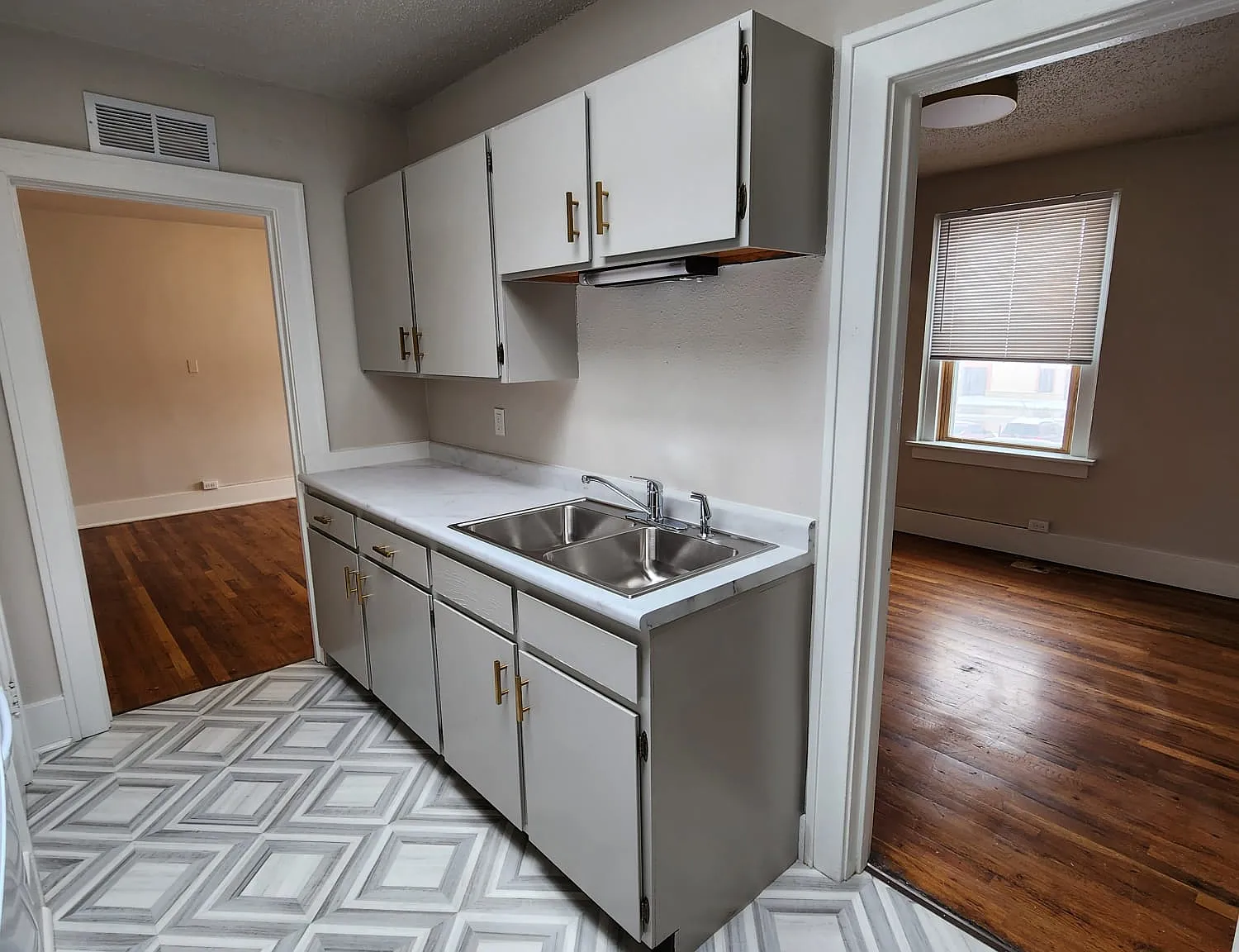 Newly Remodeled Modern 1 Bedroom — Photo 4
