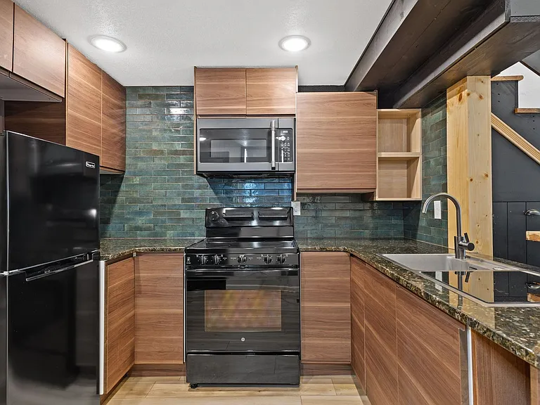 2401 S Kinnickinnic Ave — Photo 6