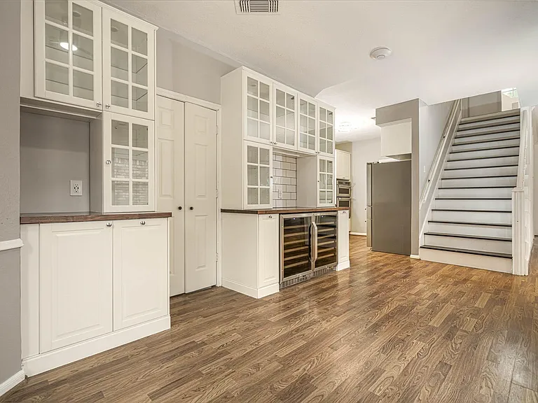 2287 Woodland Springs St — Photo 4