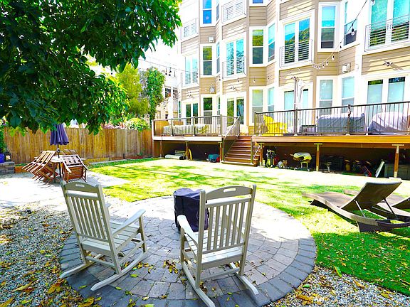 Oasis huge landscaped PARK yard - Firepit, BBQ, strung lights, high -end fake grass for corn hole and kids to play!! Only direct access for two bottom units. I have not seen anyone really use the yard so it's basically yours!!