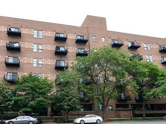 2nd image of 1000 E 53rd St Unit 124S