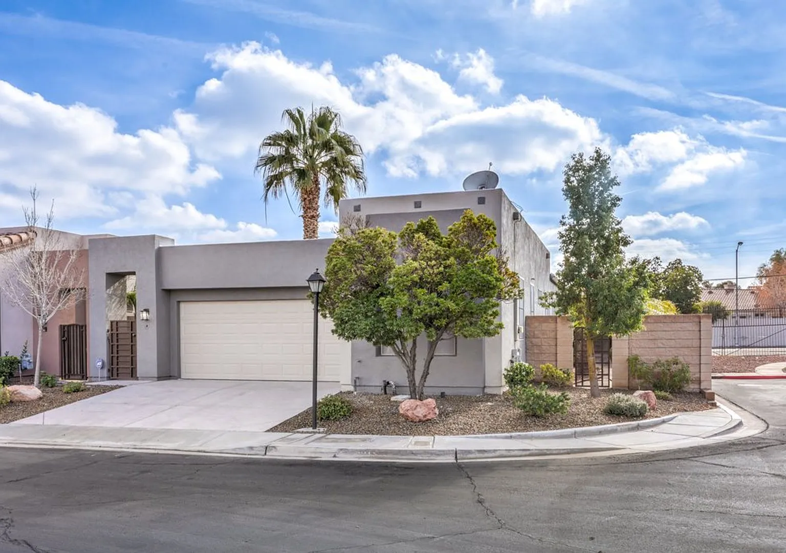 Stunning Single-Story Corner Unit in Gated Community Prime Las Vegas Location — Photo 2