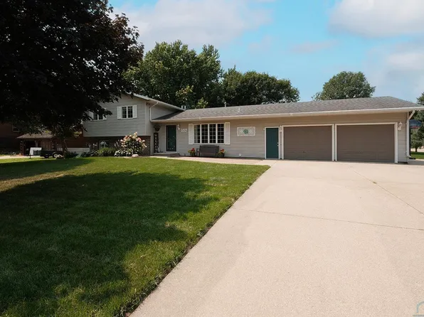 157 12th Ave NE, Sioux Center, IA 51250