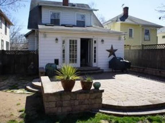 2nd image of 122 Hume Ave
