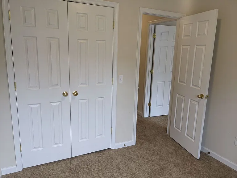 225 Crown Ct — Photo 49