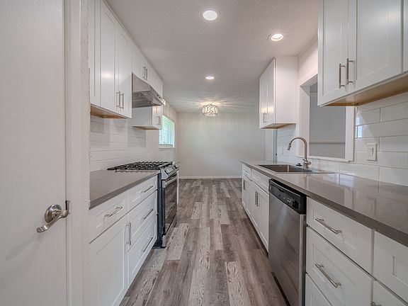 2nd image of 2513 Belhaven Dr