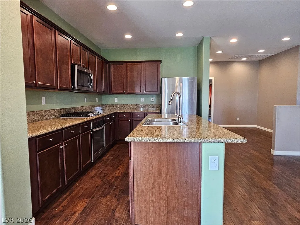 3 bed, 2.5 bath, 2421 sqft, $2,395 — Photo 4