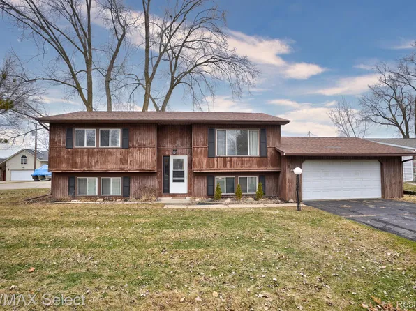 2470 Crane Rd, Fenton, MI 48430