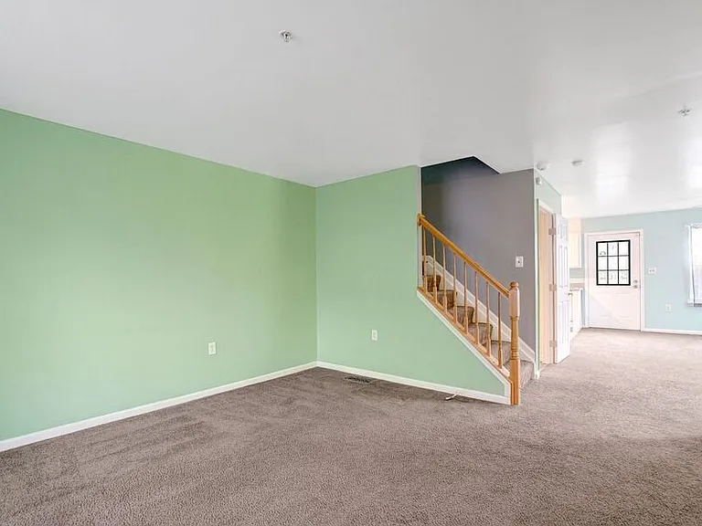 1121 Varney St SE — Photo 5