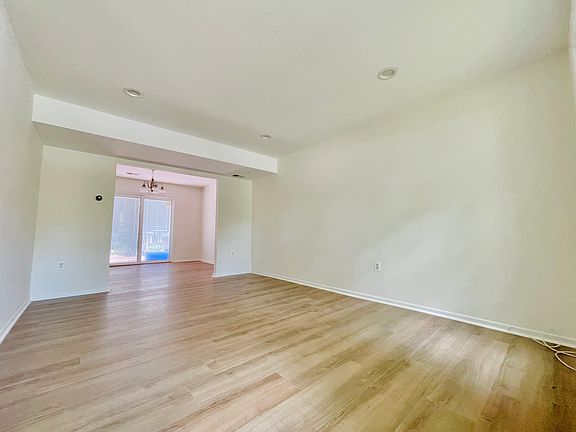 4th image of 25 Chantilly Ct