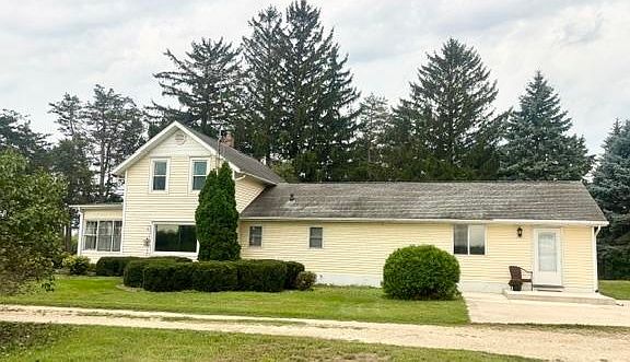 3rd image of 332 Koshkonong Rd