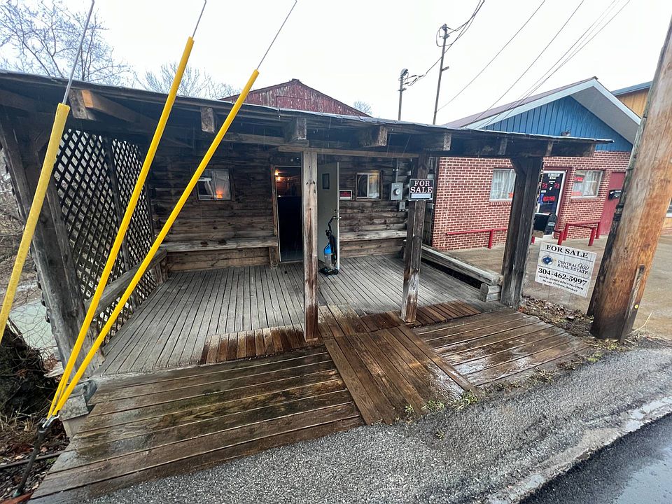 1st image of 103 S Lewis St