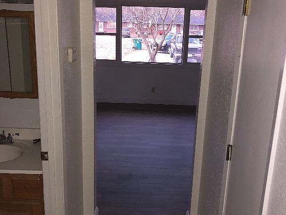 4th image of 304 Williamsburg Dr APT 4