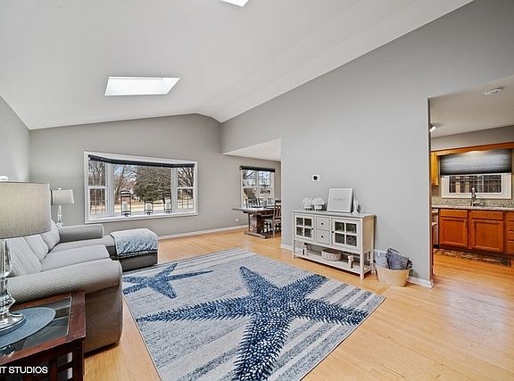 3rd image of 1019 N Yale Ave