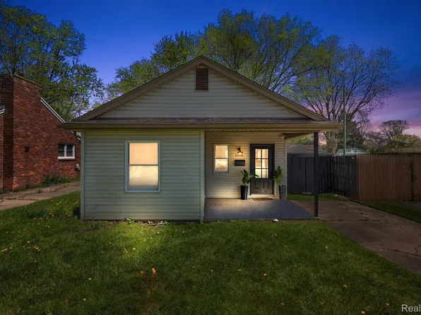 22116 Hawthorne St, Farmington, MI 48336