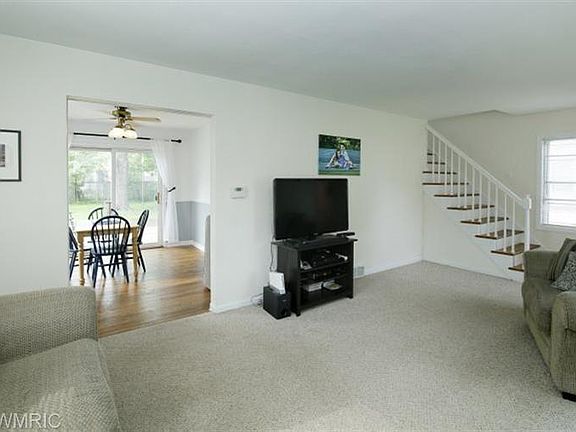 5th image of 1422 Roseland Ave
