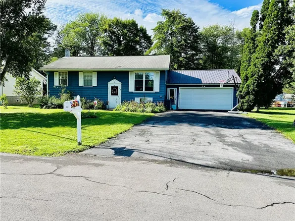 402 Fay Ln, Minoa, NY 13116