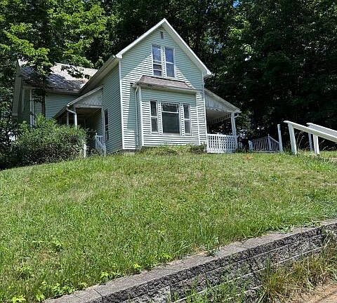 3rd image of 107 W Pleasant St