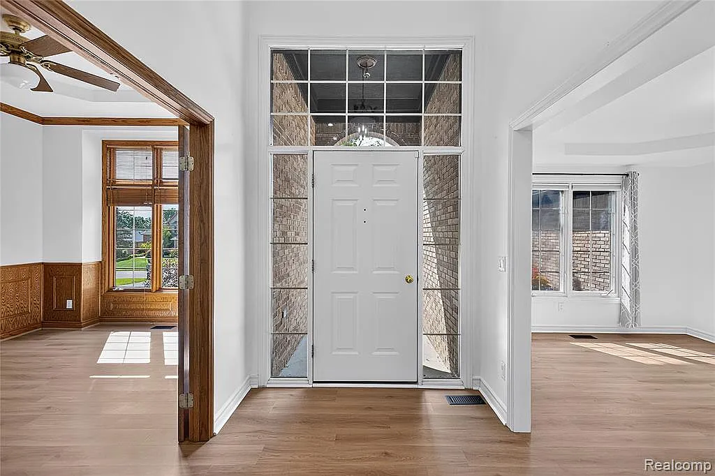 4 bed, 5.0 bath, 5086 sqft, $5,000 — Photo 4