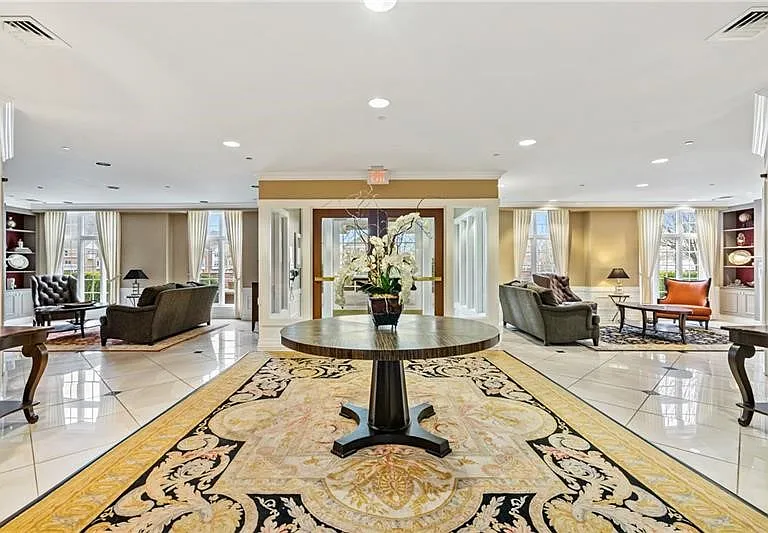 100 Vista Cir #402 — Photo 3