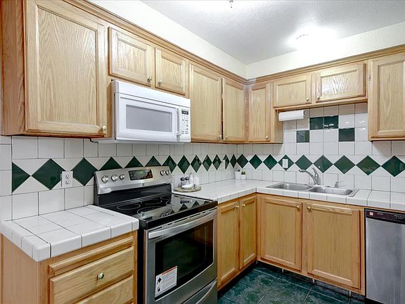 5th image of 3419 Waterman Ct