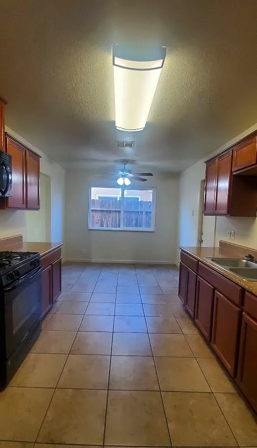 3 bed, 1200 sqft, $2,500 — Photo 3