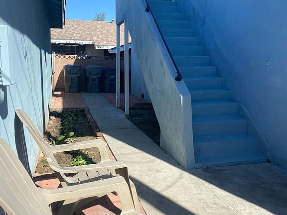 Entrance to patio and stairs