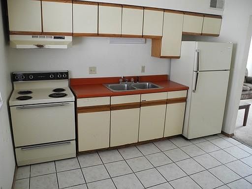Full eat-in kitchen