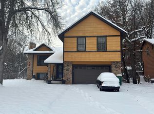 218 Woodridge Dr, Vadnais Heights, MN 55127