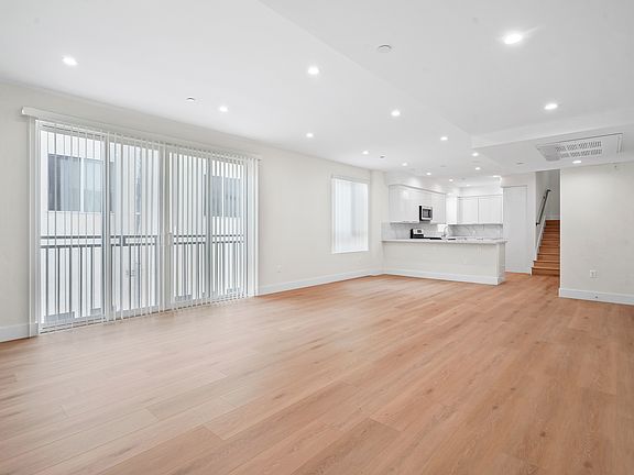 5th image of 11042 La Maida St #304