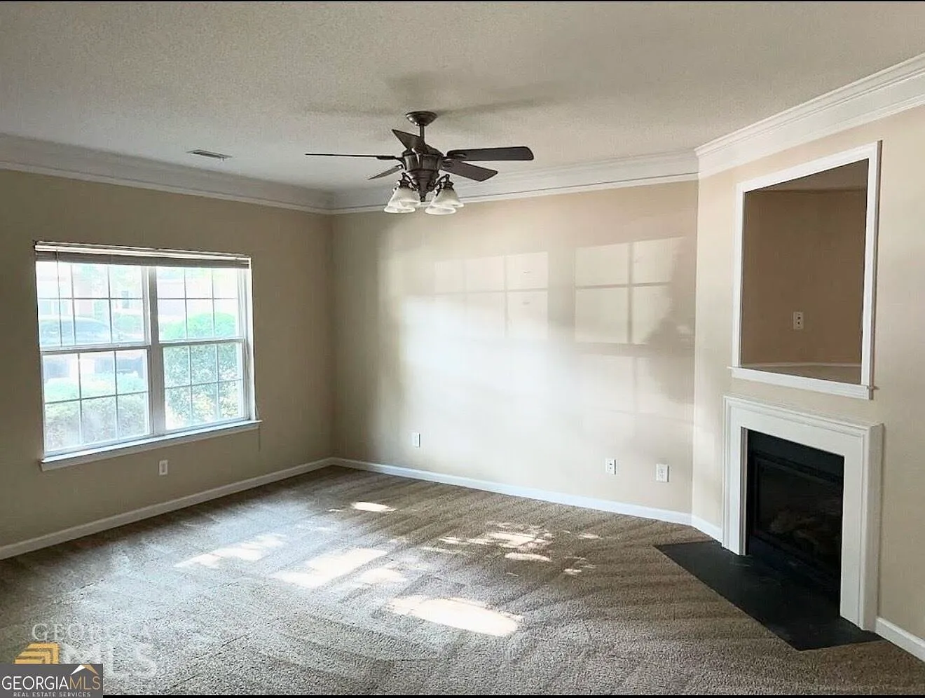 3 bed, 2.0 bath, 1440 sqft, $2,300 — Photo 3