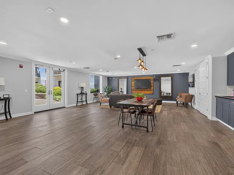 1200 Grand St #429 — Photo 24