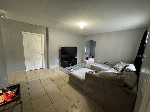 3rd image of 419 AVENUE M NE