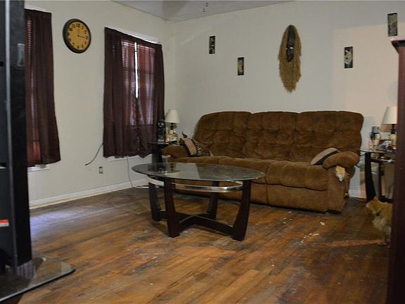 3rd image of 616 Jefferson St E