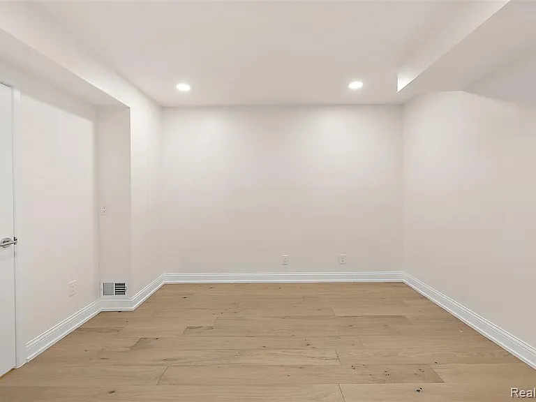 1756 Alexander Dr — Photo 26