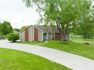 14076 Parish Dr, Saint Joseph, MO 64505