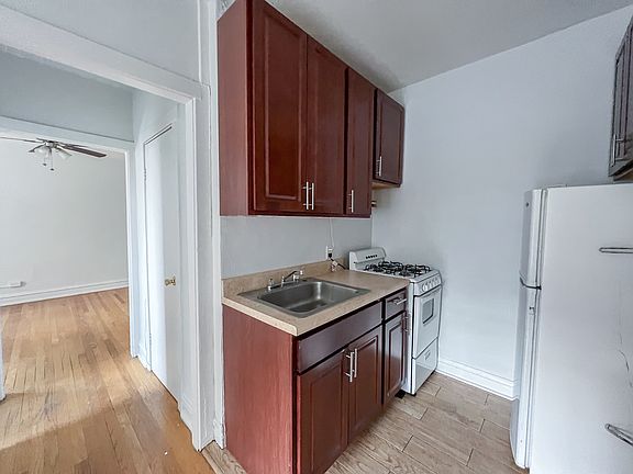3rd image of 656 W Oakdale Ave APT 3C
