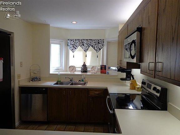 5th image of 100 Marina Point Dr #100