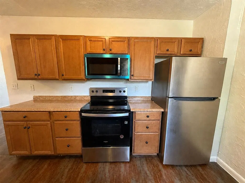 3 bed, 2.0 bath, 1376 sqft, $2,599 — Photo 3