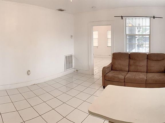 4th image of 251 NE 27th St #1