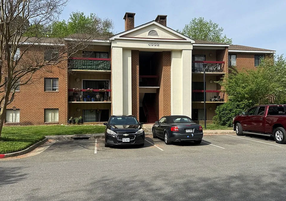 4002 Governors Sq #7